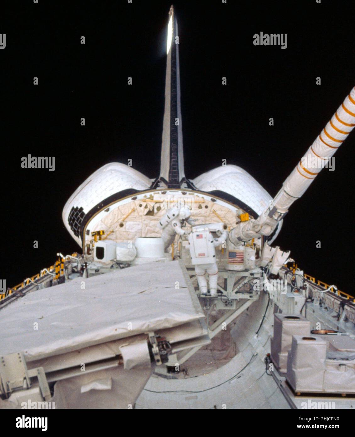 Die Astronauten Kathryn D. Sullivan, Mitte links, und David C. Leestma, beide 41-G-Missionsspezialisten, führen eine in-Space-Simulation durch, bei der ein weiteres Raumfahrzeug im Orbit aufgetankt wird. Ihre Station auf dem Space Shuttle Challenger ist das Orbital-Betankungssystem (ORS), das auf der Mission eigenartigen Trägerstruktur (MPR ESS) positioniert ist. Die Large Format Camera (LFC) ist von den beiden Missionsspezialisten übrig geblieben. Im linken Vordergrund befindet sich die Antenne für das Shuttle Imaging Radar (SIR-B) an Bord. Stockfoto