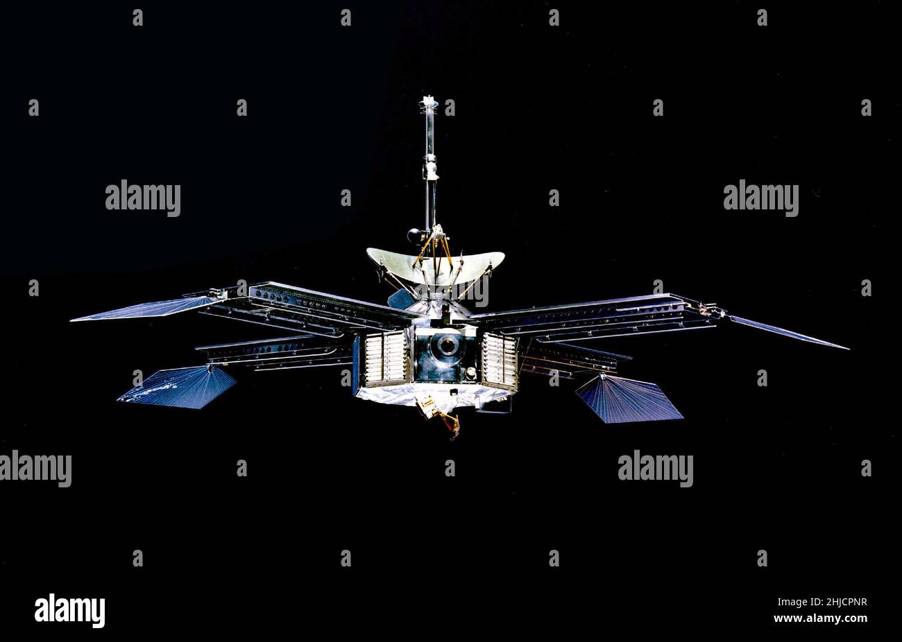 Mariner 4 wurde am 28. November 1964 auf einer 228-tägigen Mission zum Mars gestartet. Die Sonde trug Instrumente für acht interplanetare und planetare Experimente. Mariner 4 passierte den Mars in einer Entfernung von 9.868 Kilometern (6.118 Meilen) und zeichnete unser erstes Nahaufnahme-Bild des roten Planeten auf und übermittelte es zur Erde. Mariners Kamera scannt etwa ein Prozent der Marsoberfläche und zeigt uralte Krater unterschiedlicher Größe. Planetarische Wissenschaftsdaten, einschließlich Bilder, wurden über Entfernungen zwischen 215 Millionen und 240 Kilometern (134 Millionen bis 150 Millionen Meilen) übertragen. Stockfoto