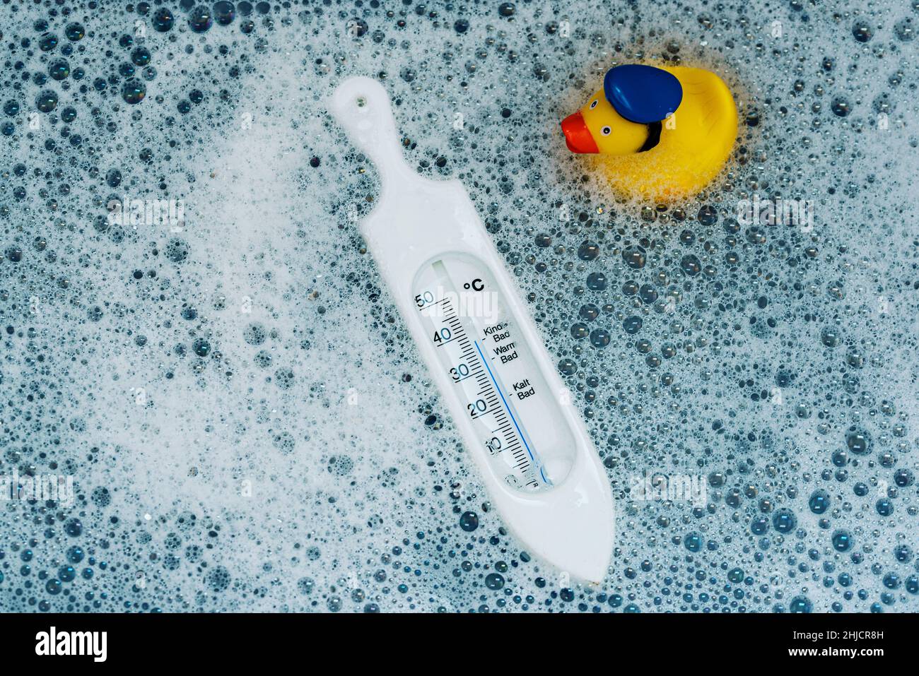 Obere Ansicht des Thermometers im Babybad zur Temperaturkontrolle Stockfoto