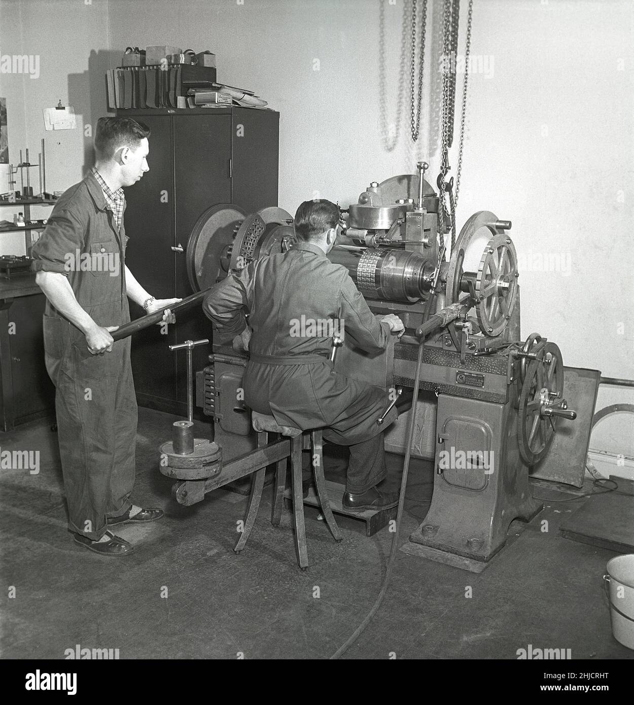 Herstellung von Briefmarken in der 1950s. Ein Mann mit der Maschine, die den Druckzylinder macht, der später zum Drucken der Stempel der neuen Gustaf Adolf-Marken verwendet wird. Insgesamt sind 340 Stempelgravuren negativ auf den Zylinder montiert. Schweden 1951 Kristoffersson Ref. bc45-12 Stockfoto