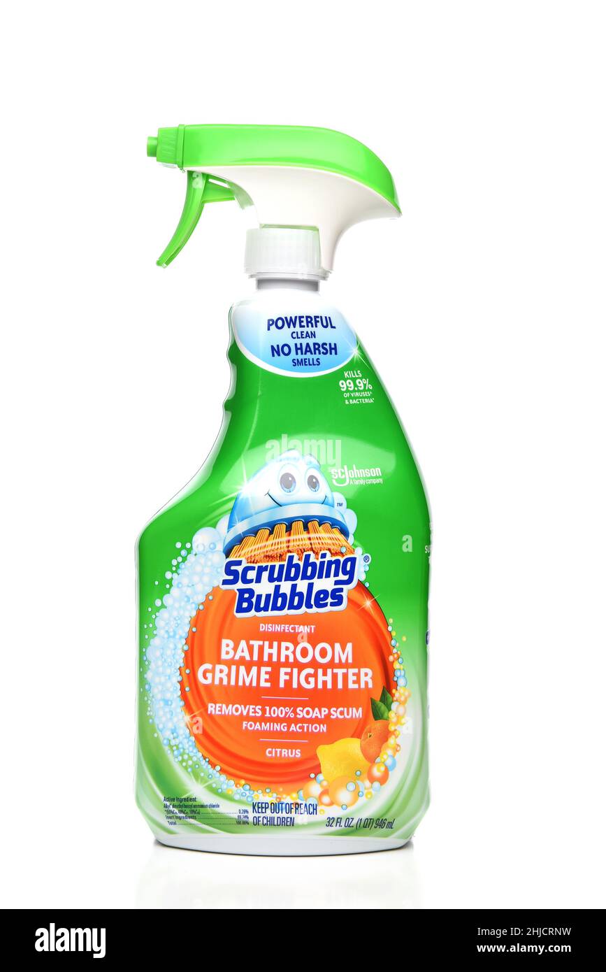 IRVINE, KALIFORNIEN - 27. JAN 2022: Eine Flasche Scrubbing Bubbles Bathroom Grime Fighter. Stockfoto