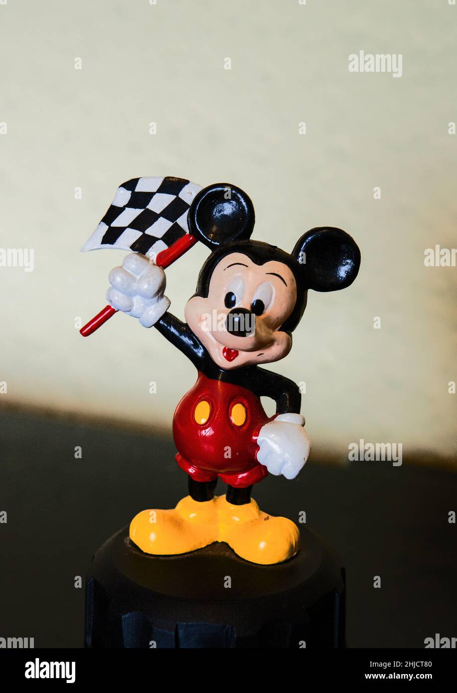 Ein Mickey-Maus-Modell mit karierter Flagge. Stockfoto