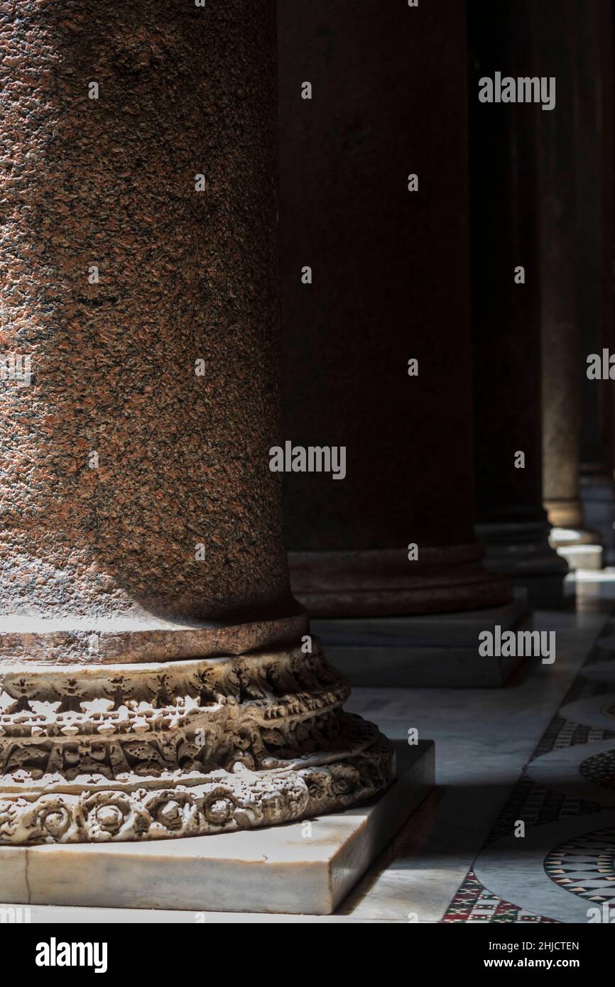 Inneneinrichtung von antiken architektonischen Säulen in der Kirche Basilika Santa Maria, Trastevere, Rom, Italien. Stockfoto