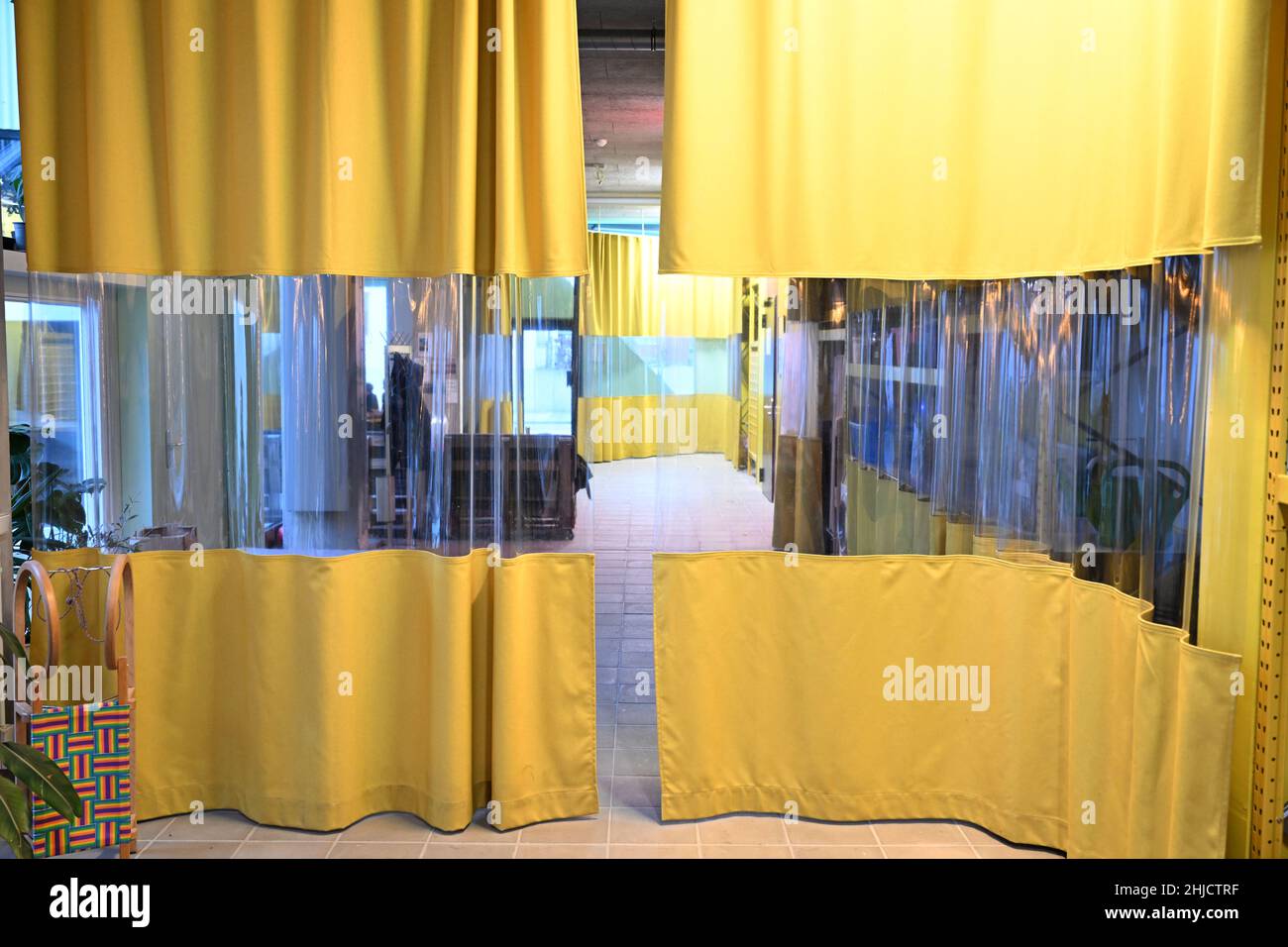 München, Deutschland. 28th Januar 2022. Blick auf die Lobby im neuen Wohnkooperationsgebäude in München Riem durch Vorhänge geteilt. Das Haus in der Münchner Messestadt Riem ist laut einer Jury das beste Gebäude des Jahres in oder aus Deutschland. Das vom Konsortium Summacumfemmer (Leipzig) und dem Büro Juliane Greb (Gent) erbaute "San Riemo" erhält den DAM-Preis 2022 für Architektur, wie das Deutsche Architekturmuseum (DAM) am Freitag berichtete. Quelle: Felix Hörhager/dpa/Alamy Live News Stockfoto