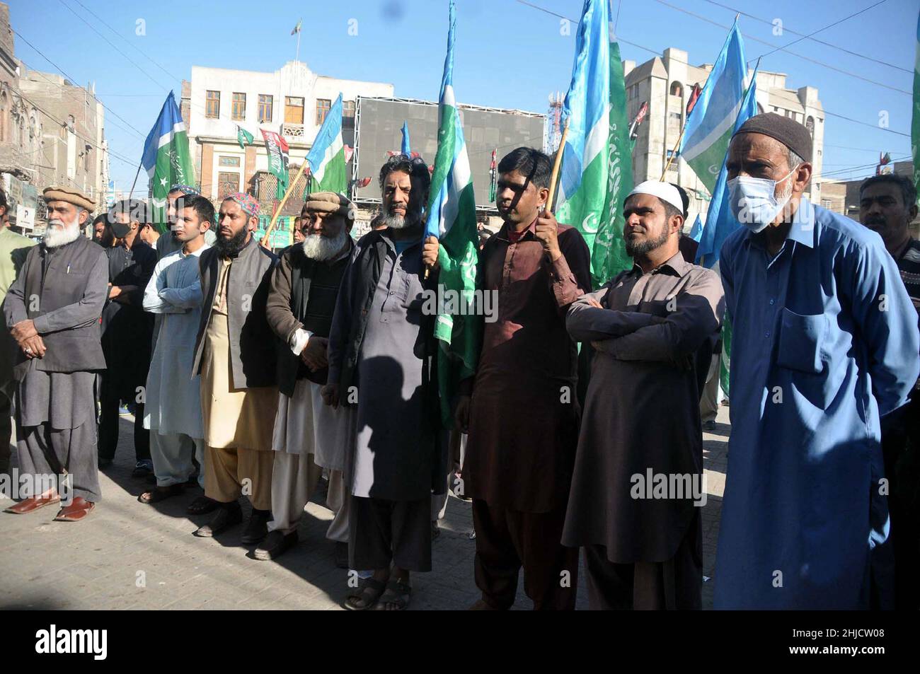 Aktivisten von Jamat-e-Islami (JI) veranstalten am Freitag, dem 28. Januar 2022, im Hyderabad-Presseclub eine Demonstration nach Verhandlungen zwischen der Regierung JI und Sindh. Stockfoto