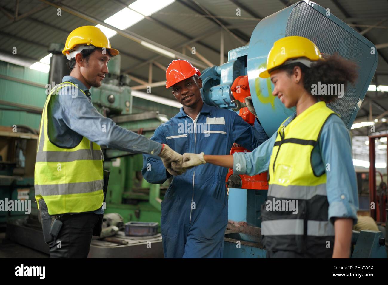 Industrieingenieure in harten Hüten.Arbeiten in der Schwerindustrie Produktionsfabrik. Industriearbeiter in Innenräumen in der Fabrik. Mann, der in einer Industrie arbeitet Stockfoto