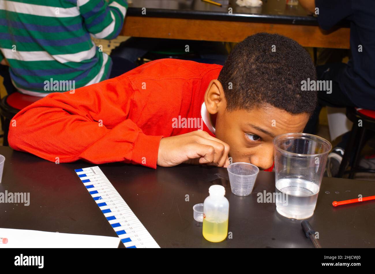 Bildung Grundschule oder Mittelschule Grad 6 Wissenschaft Klasse DNA-Extraktion Junge arbeiten an Experiment Stockfoto