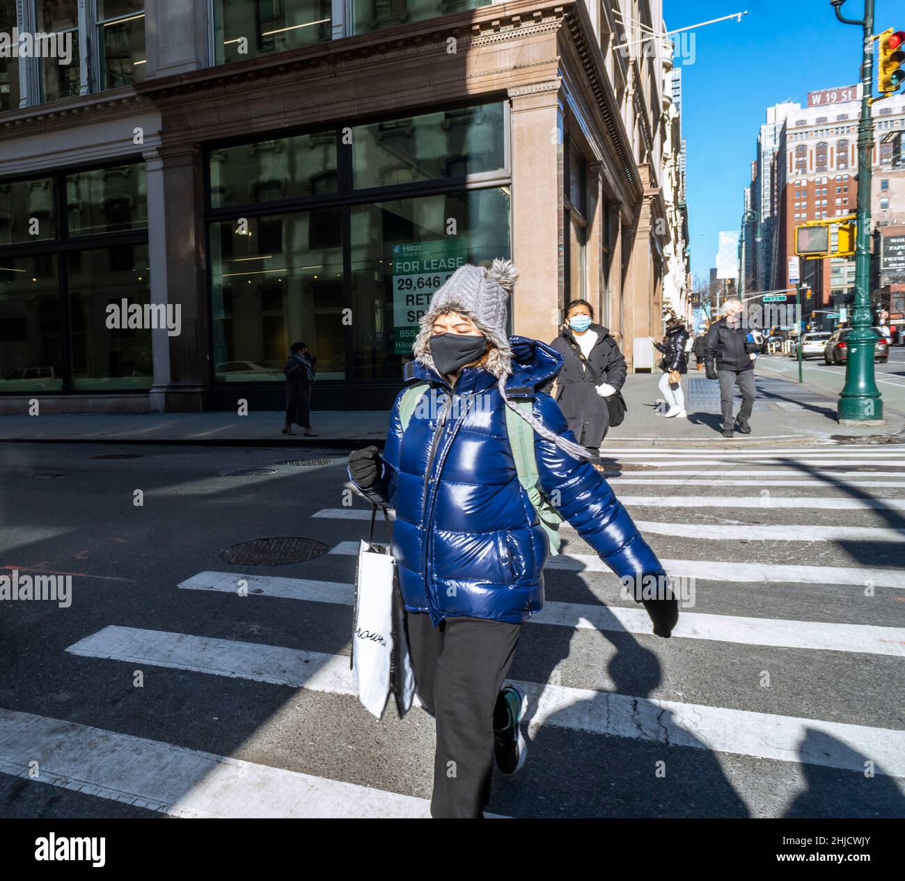 Die New Yorker bündeln sich in Chelsea gegen das frigide Wetter am Dienstag, den 11. Januar 2022. Die Temperaturen fielen auf 16 Grad mit einem hohen von 20 Grad, und das ist vor der Windkälte. (© Richard B. Levine) Stockfoto