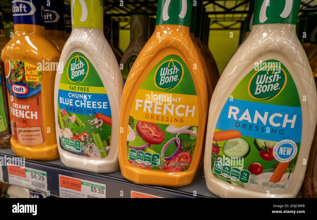 Wish-Bone-Marke französisches Salatdressing mit anderen Sorten in einem Supermarkt in New York am Samstag, 16. Januar 2022. Die FDA hat die französische Verbandsidentität dereguliert, sodass Hersteller ihre individuellen Rezepte optimieren können. (© Richard B. Levine) Stockfoto