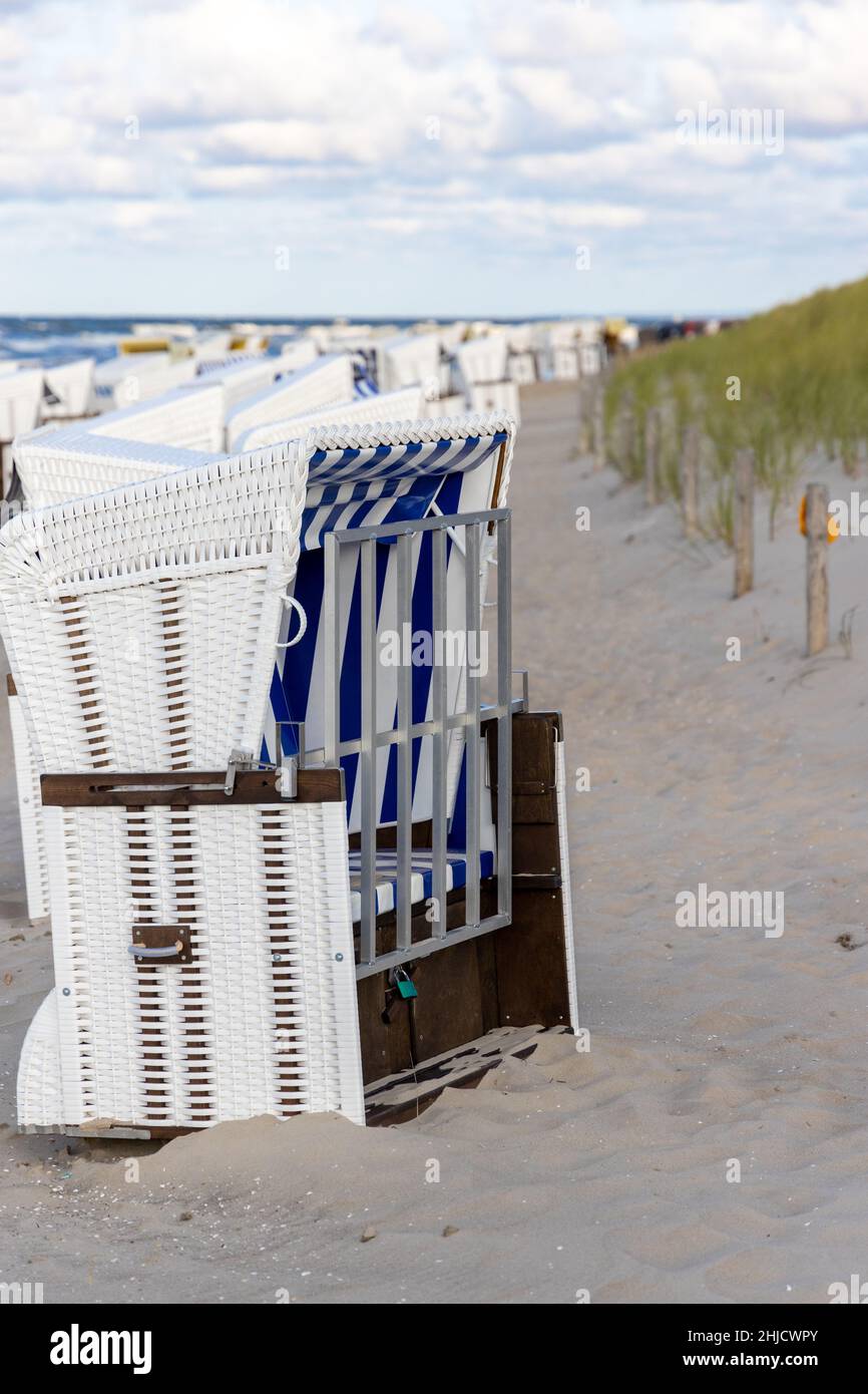 Eine Strandliege neben einer Düne in Zempin Stockfoto