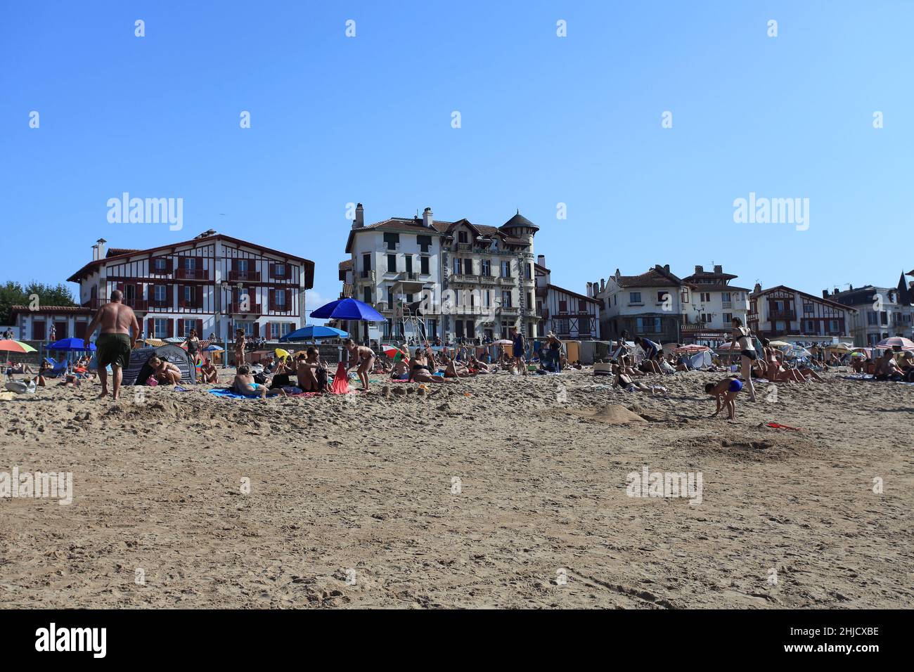 Familien genießen einen Tag am Strand in St. Jean de Luz, Pays Basque, Frankreich Stockfoto