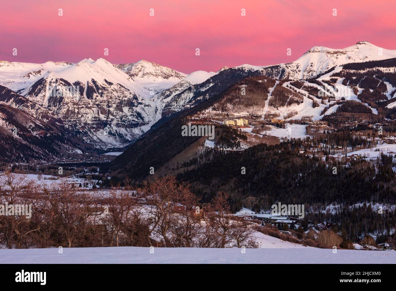 Malerische Winteransicht von Mountain Village und Telluride, Colorado bei Sonnenuntergang Stockfoto