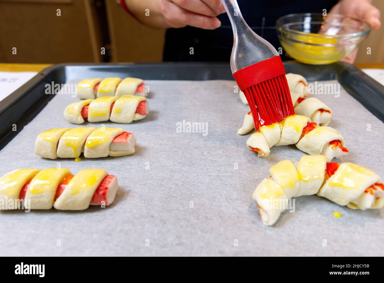 Surimi Krabben klebt im Blätterteig-Kochvorgang. Stockfoto