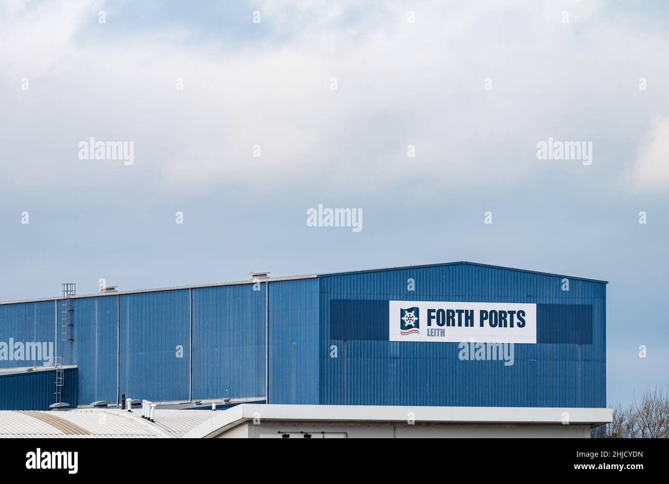 Forth Ports Big Blue Shed Warehouse, Leith, Edinburgh, Schottland, Großbritannien Stockfoto