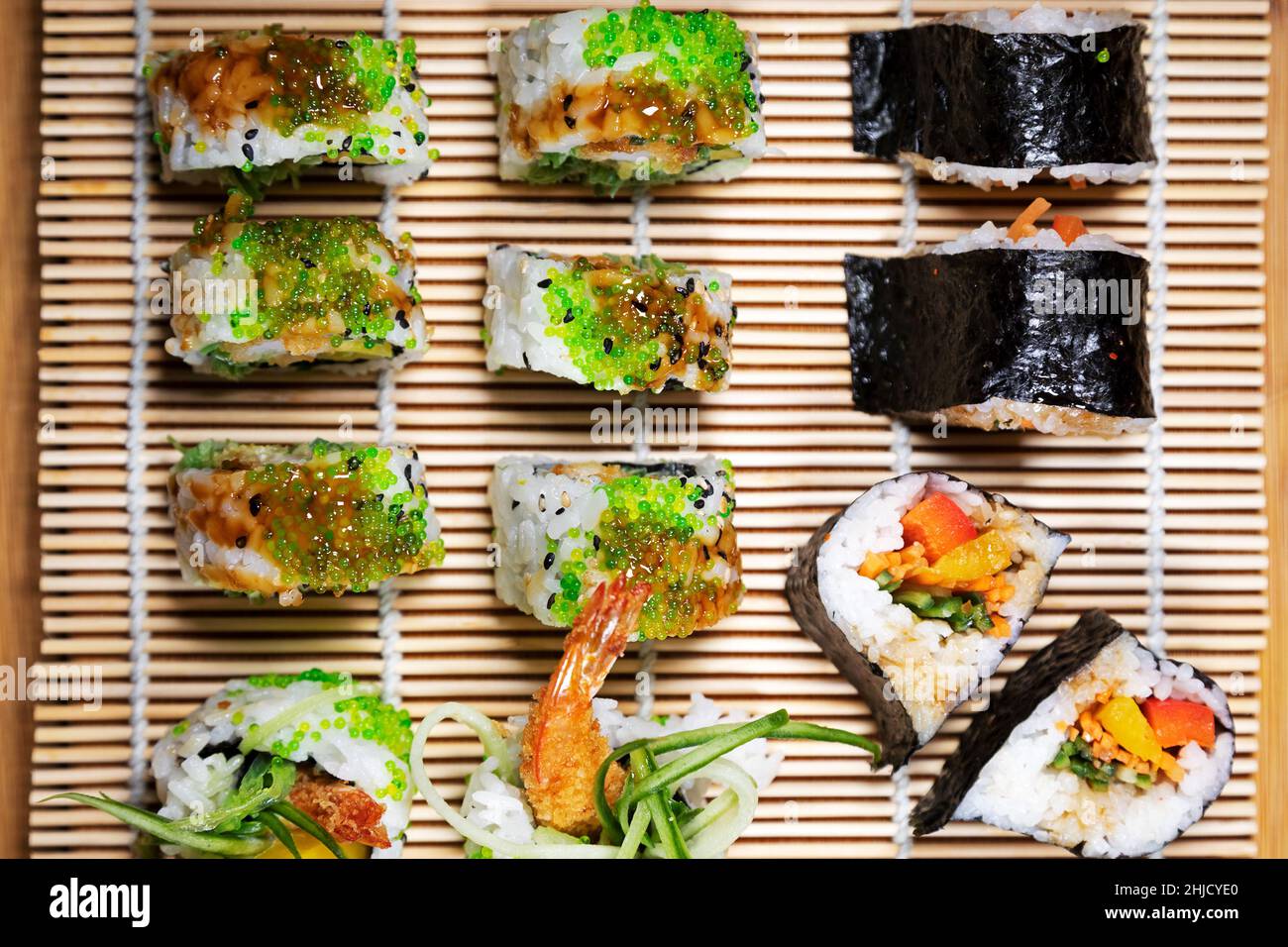 Eine Platte Sushi mit Uramaki und Maki. Stockfoto