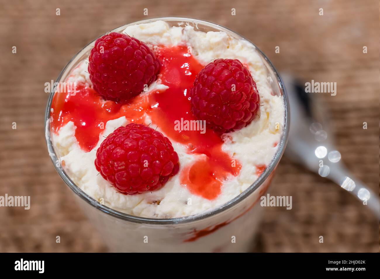 Schottischer Pudding oder Cranachan-Dessert aus Creme, Haferflocken und Himbeeren, serviert auf der Burns Night, Schottland Stockfoto