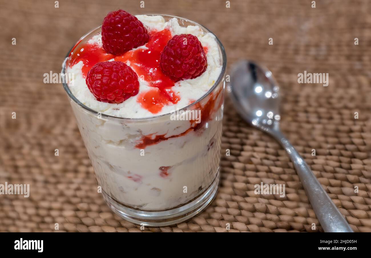Schottischer Pudding oder Cranachan-Dessert aus Creme, Haferflocken und Himbeeren, serviert auf der Burns Night, Schottland Stockfoto