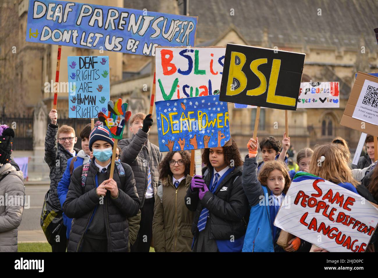 London, England, Großbritannien. 28th Januar 2022. Britische Gebärdensprache und gehörlose Gemeinschaft versammelten sich gegenüber dem britischen Parlament zur Unterstützung des BSL-Gesetzes (British Sign Language), das die Gebärdensprache als offizielle Sprache des Vereinigten Königreichs anerkennt. (Bild: © Thomas Krych/ZUMA Press Wire) Bild: ZUMA Press, Inc./Alamy Live News Stockfoto