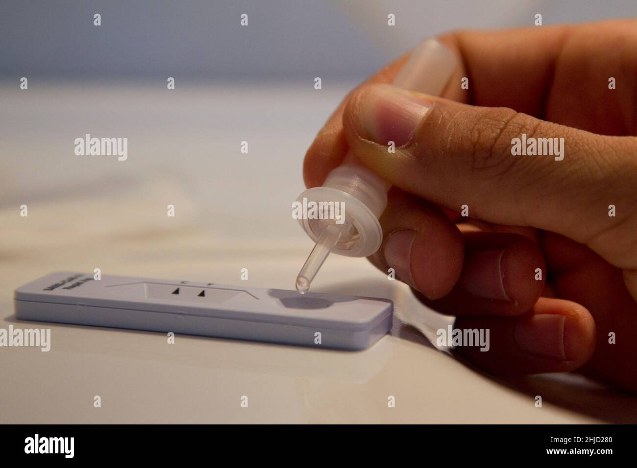 Das Ergebnis wird 10 bis 15 Minuten nach dem Gießen von 4 Tropfen der Mischung in die Kavetteneinfüllungen, COVID-Selbsttestdarstellung, COVID-Selbsttestdarstellung, Frankreich am 28. Januar 2021 erzielt. Foto von Thibaut Durand/ABACAPRESS.COM Stockfoto