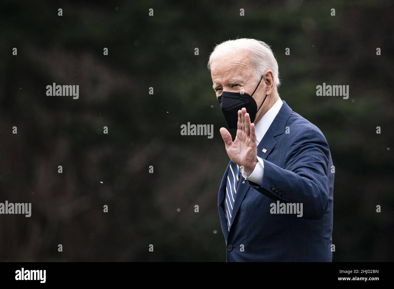 Washington, Usa. 28th Januar 2022. US-Präsident Joe Biden winkt beim Spaziergang auf dem South Lawn des Weißen Hauses, bevor er am Freitag, den 28. Januar, in Washington, DC, an Bord von Marine One ging. 2022. Eine große Brücke in Pittsburgh ist heute Morgen zusammengebrochen, Stunden bevor Biden die Stadt besuchen soll, um sein überparteiliches Infrastrukturgesetz zu unterschreiben. Foto von Al Drago/UPI Credit: UPI/Alamy Live News Stockfoto