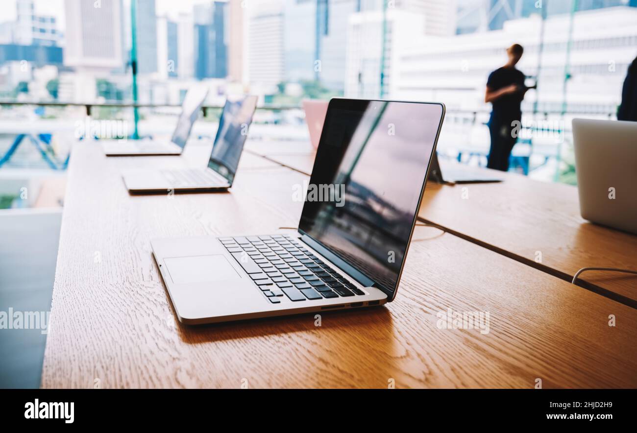 Laptops auf dem Tisch im modernen Büro Stockfoto