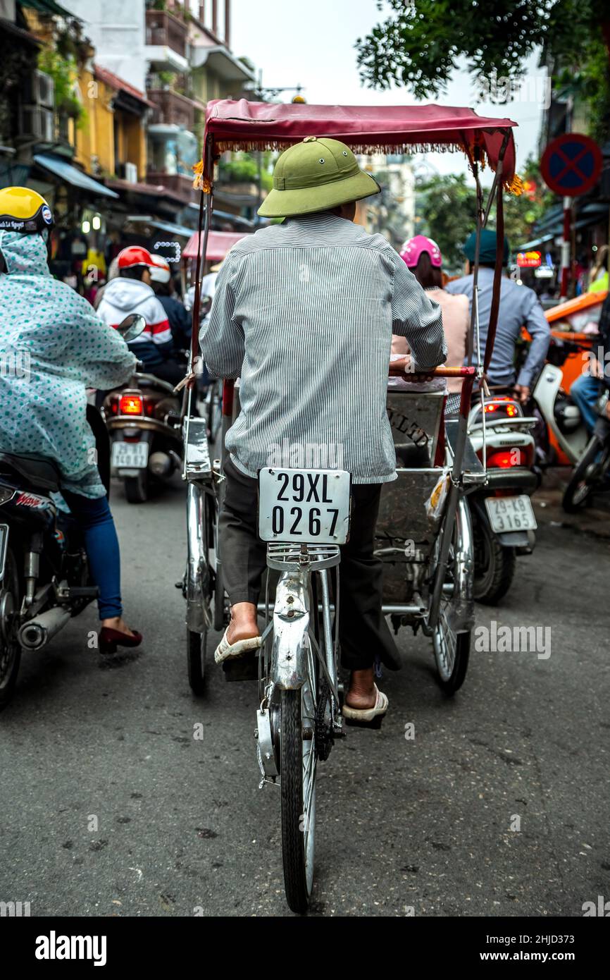 Fahrrad rikscha als vom Fahrrad Rikscha Fahrt gesehen, Altstadt (aka der 36. Straße), Hanoi, Vietnam Stockfoto
