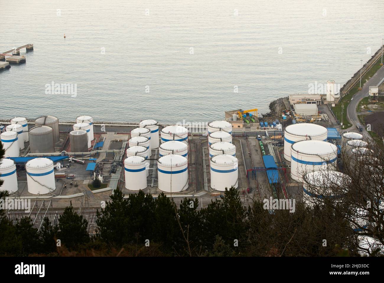 Luftaufnahme von Gas- und Benzintanks im Hafen von Bilbao, Zierbena, Biskaya, Baskenland, Euskadi, Euskal Herria, Spanien, Europa Stockfoto