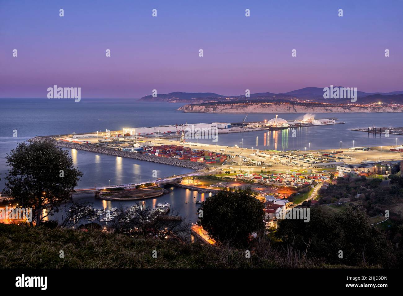 Blick auf den Hafen von Bilbao in der Abenddämmerung, Zierbena, Biskaya, Baskenland, Euskadi, Spanien Stockfoto