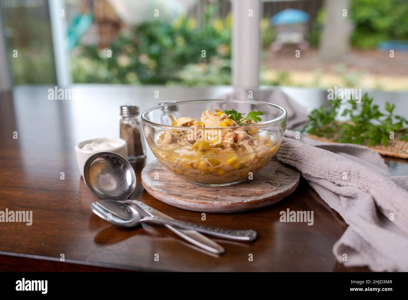 Weißes Chicken Chili. Maissuppe mit Huhn und Bohnen. Einfaches, langsames Essen für den Herd. Stockfoto