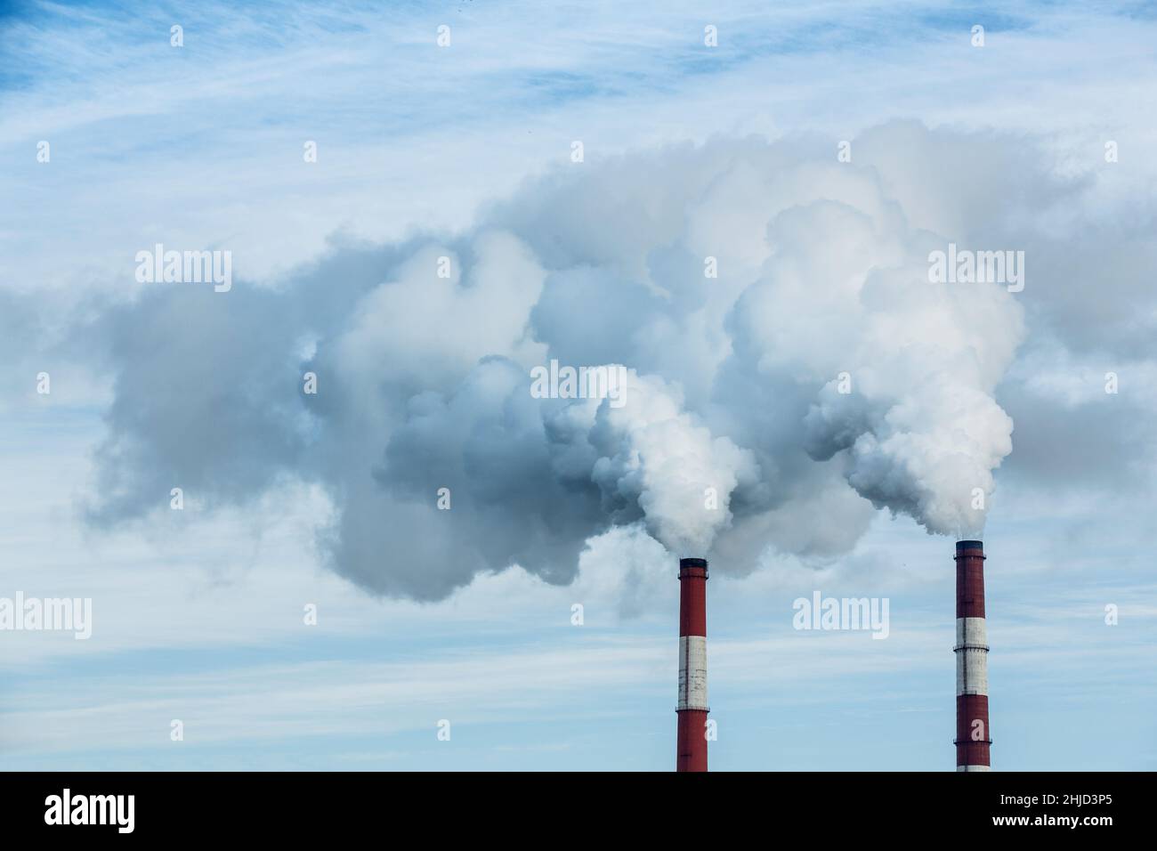 Im Winter tritt Dampf aus den Rohren des thermoelektrischen Kraftwerks aus. Termal Energiewirtschaft und Umweltverschmutzung Konzept und . Stockfoto