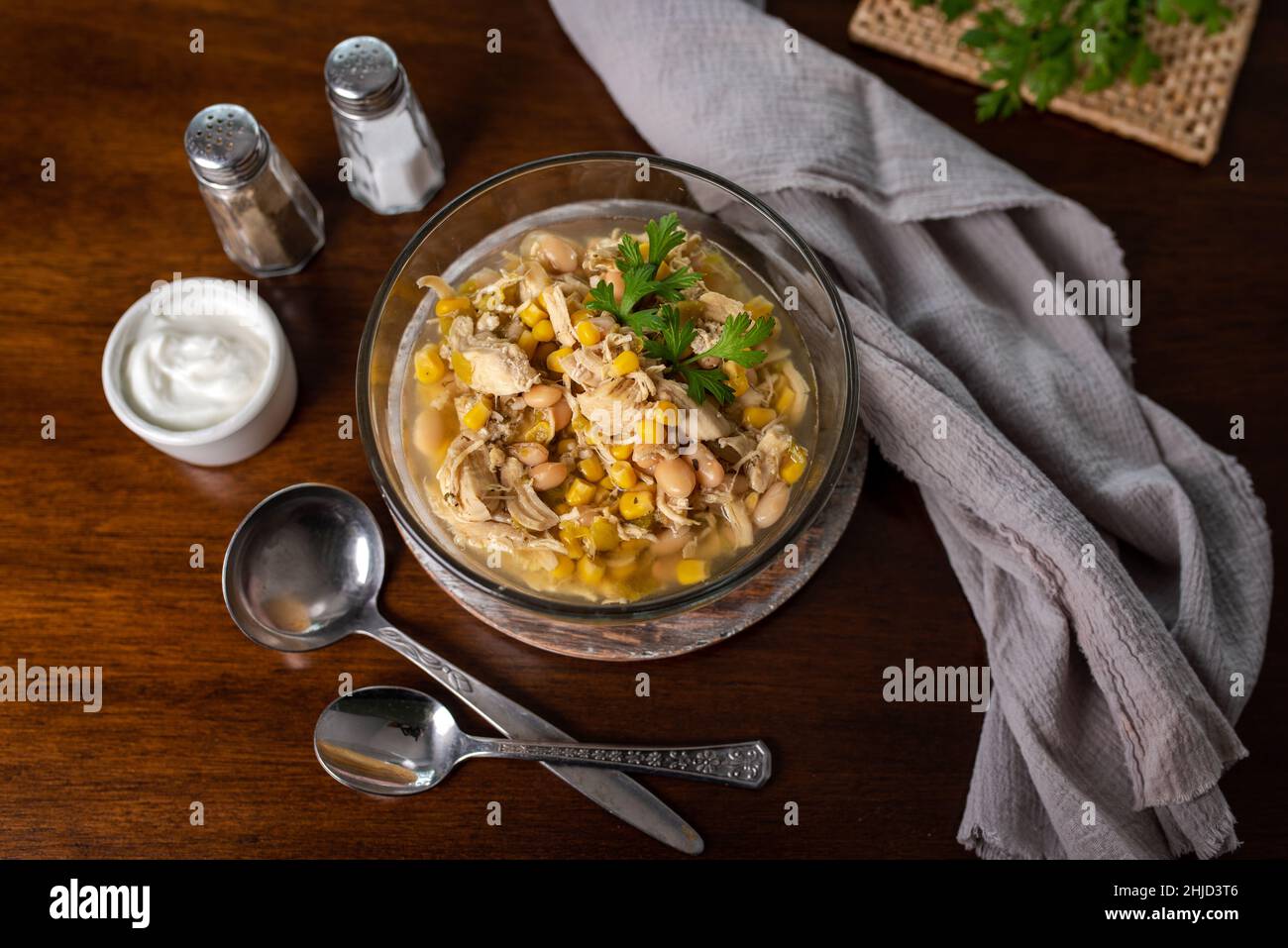 Weißes Chicken Chili. Maissuppe mit Huhn und Bohnen. Einfaches, langsames Essen für den Herd. Stockfoto