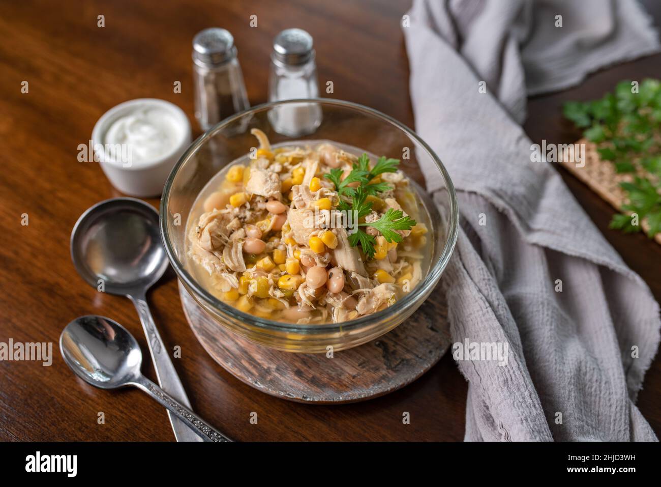 Weißes Chicken Chili. Maissuppe mit Huhn und Bohnen. Einfaches, langsames Essen für den Herd. Stockfoto