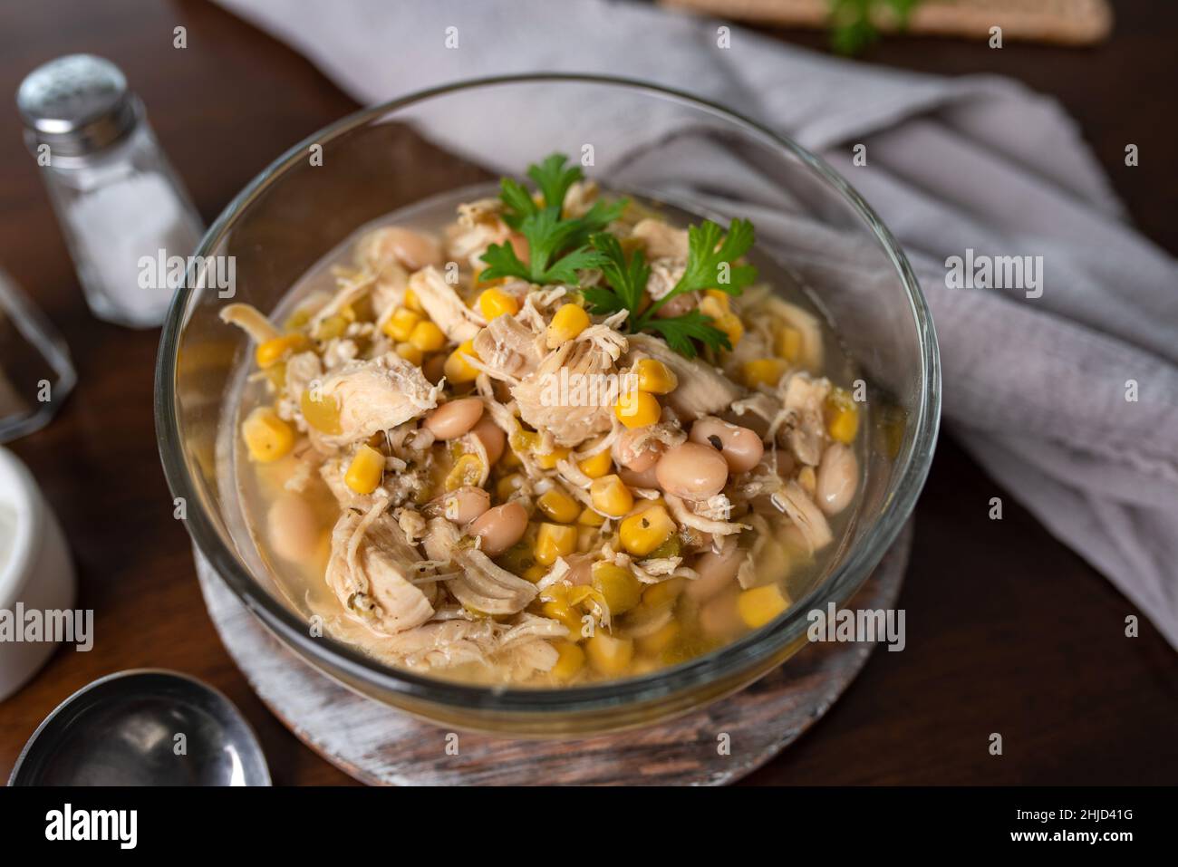 Weißes Chicken Chili. Maissuppe mit Huhn und Bohnen. Einfaches, langsames Essen für den Herd. Stockfoto