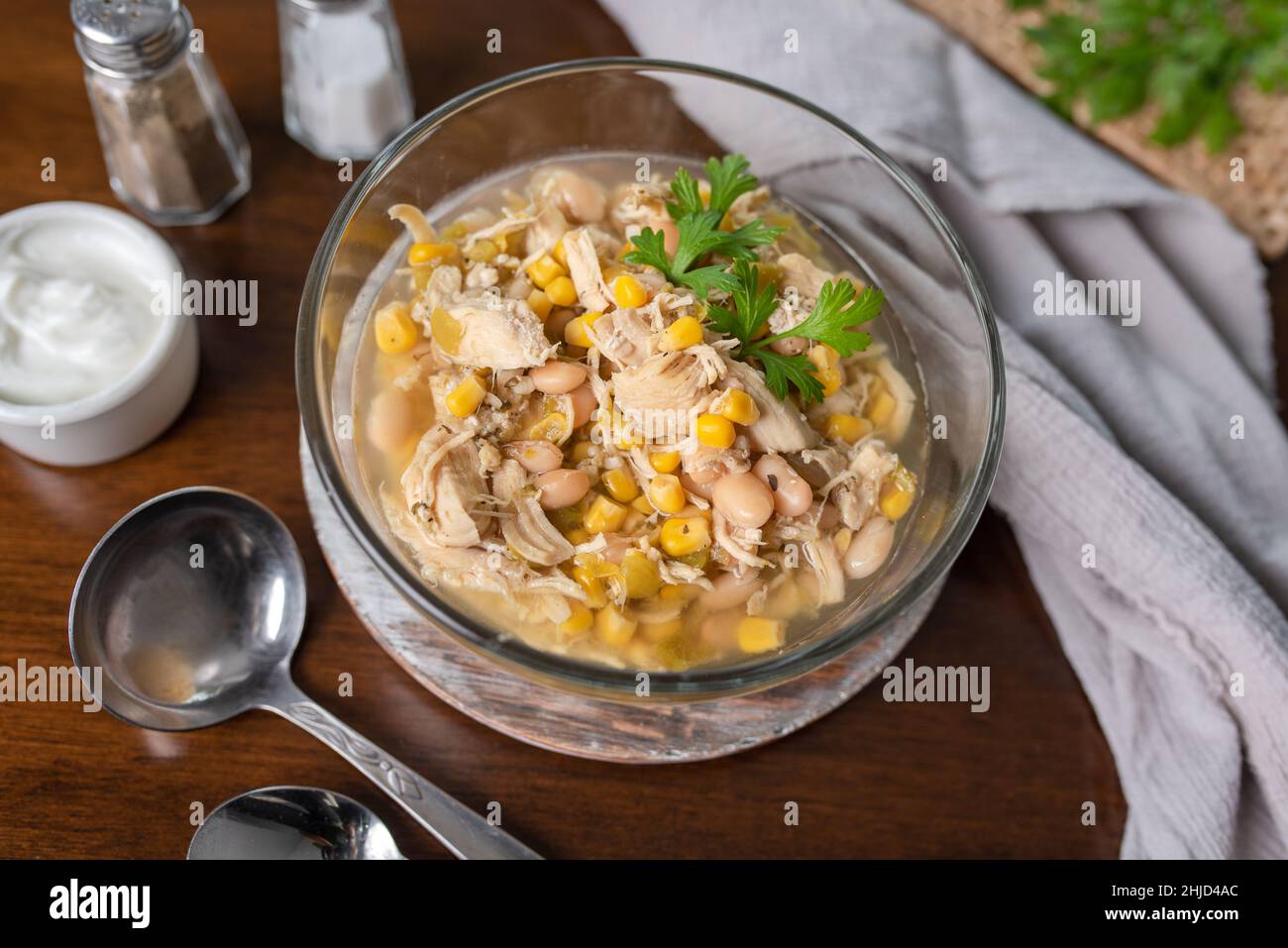 Weißes Chicken Chili. Maissuppe mit Huhn und Bohnen. Einfaches, langsames Essen für den Herd. Stockfoto