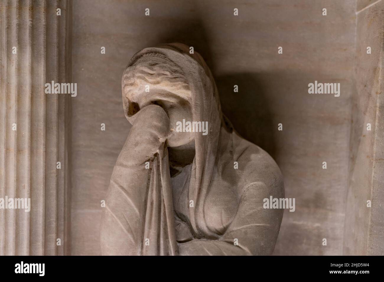 Nahaufnahme des Sarkophags der weinenden Frauen in den Istanbuler Archäologiemuseen, Türkei. Stockfoto