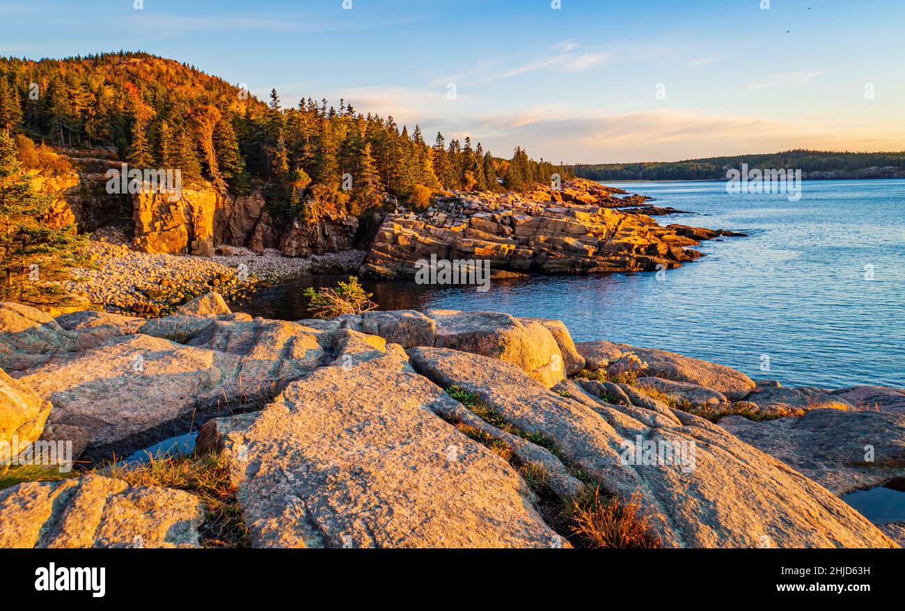 Am frühen Morgen leuchtet die Sonne am Monument Beach an der Küste des Acadia National Park, Maine, USA Stockfoto