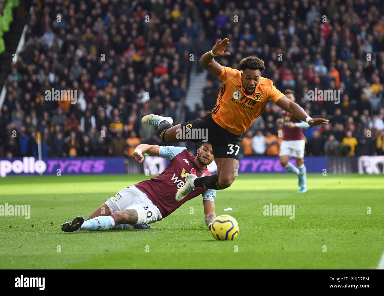 Wölfe Fußballspieler Adama Traore von Tyrone Mings von Villa Fouled. Wolverhampton Wanderers gegen Aston Villa im Molineux Stadium 10/11/2019 - English Premier League Stockfoto