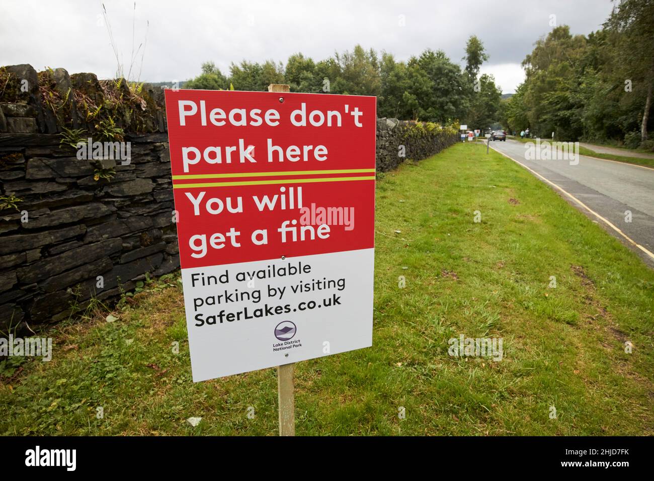 Parkbeschränkungen Bußgeld Warnschild Lake Road coniston Lake District, cumbria, england, uk Stockfoto