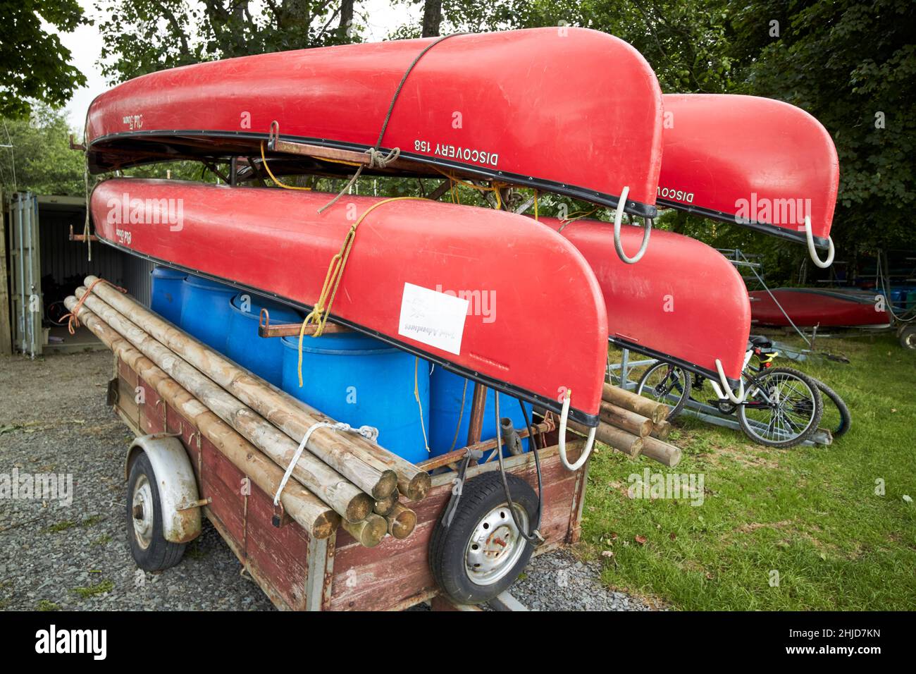 kanus und Floßmaterial aus kanada können auf einem Anhänger gemietet werden coniston Lake District, cumbria, england, großbritannien Stockfoto