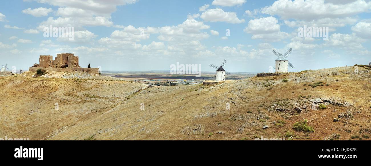 Drohne Sicht Touristen besuchen berühmte Windmühlen in der Stadt Consuegra, Symbol von Castilla-La Mancha, Windmühlen und Schloss von La Muela Panorama ima Stockfoto