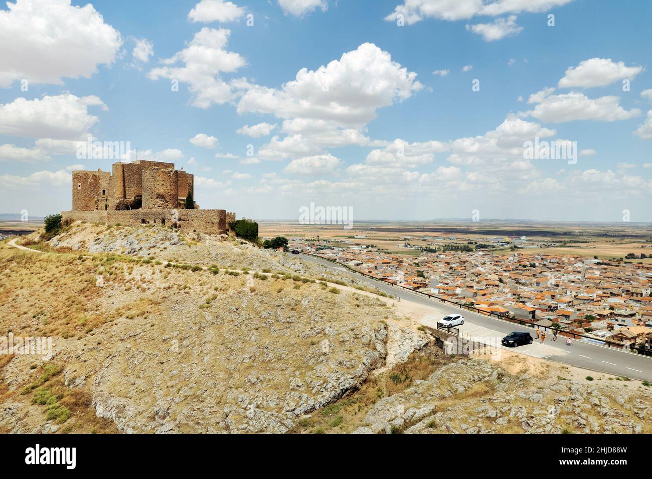Drone Point Panoramablick Castle of La Muela in Consuegra historischen Stadt während sonnigen bewölkten Tag. Provinz Toledo, Kastilien-La Mancha, Spanien. Heritag Stockfoto