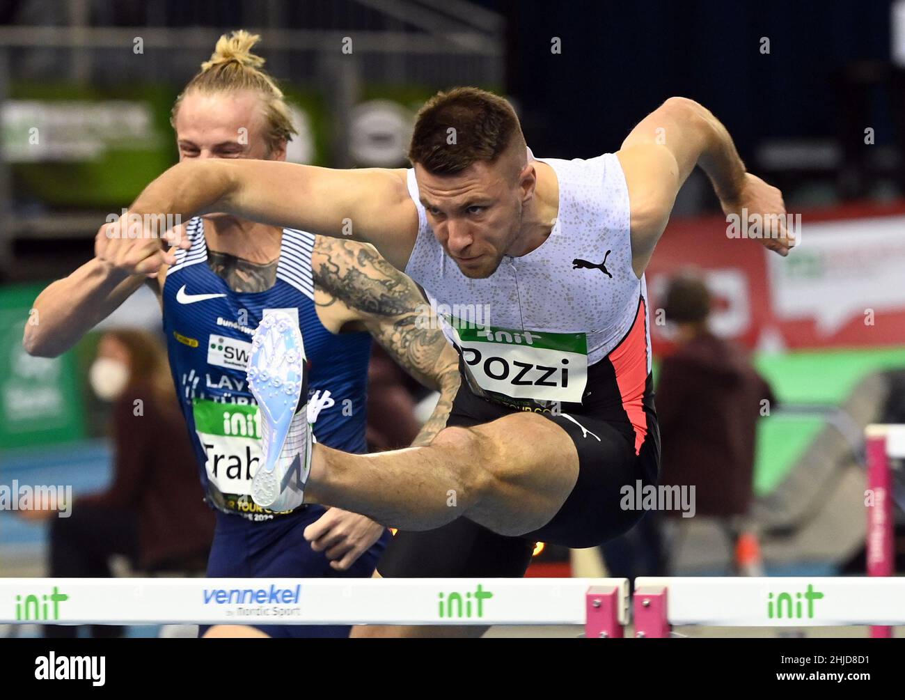 Karlsruhe, Deutschland. 28th Januar 2022. Leichtathletik, Indoor Meeting. POZZI Andrew Pozzi (r) Großbritannien und Gregor Traber aus Deutschland im Vorheiss der 60m Hürden der Männer. Quelle: Uli Deck/dpa/Alamy Live News Stockfoto