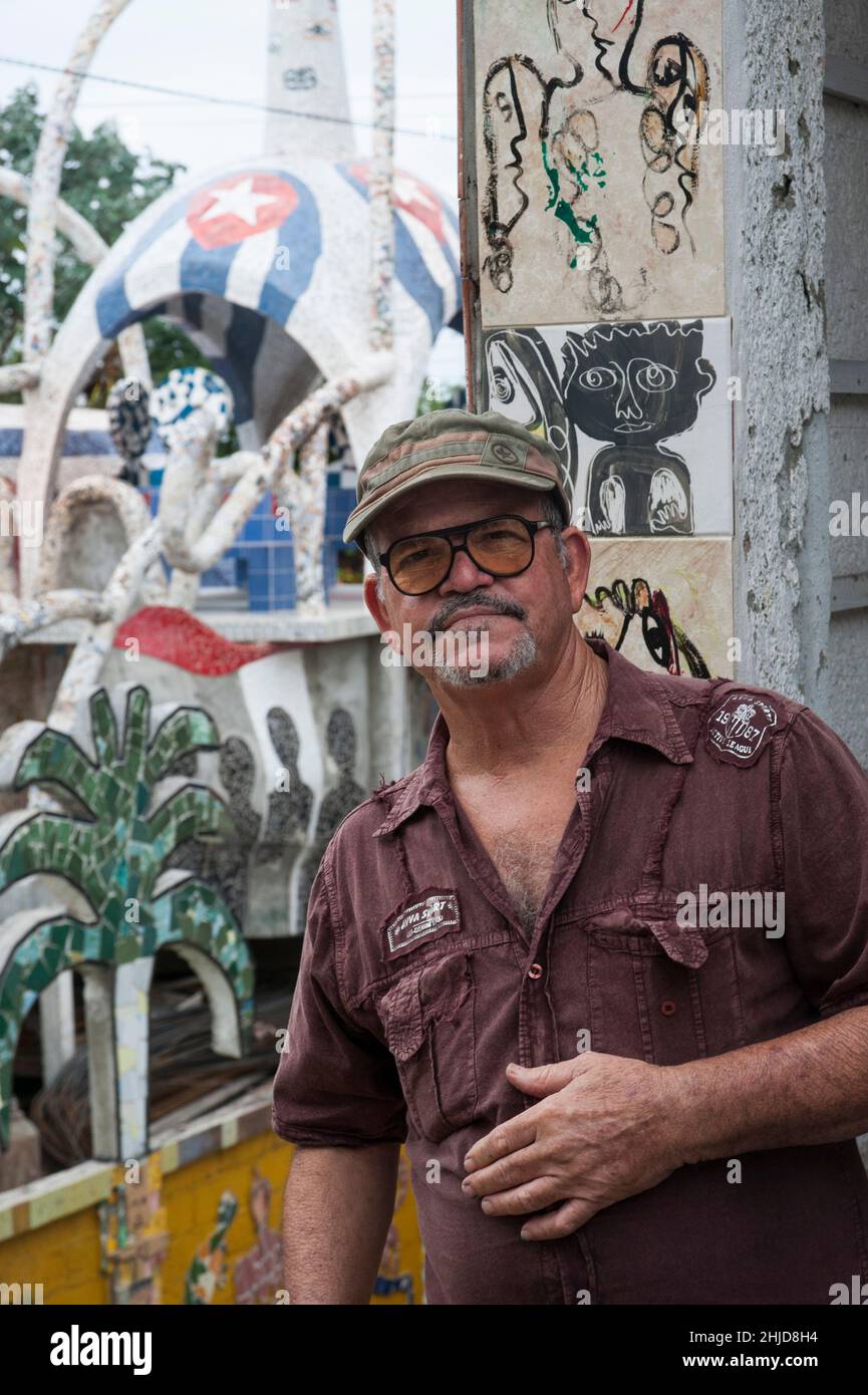 Der bekannte kubanische Volkskunst- und Gaudi-artige Künstler Jose Fuster vor seinem Haus Fusterlandia in der Gemeinde Jaimanitas in der Nähe von Havanna, Kuba. Stockfoto