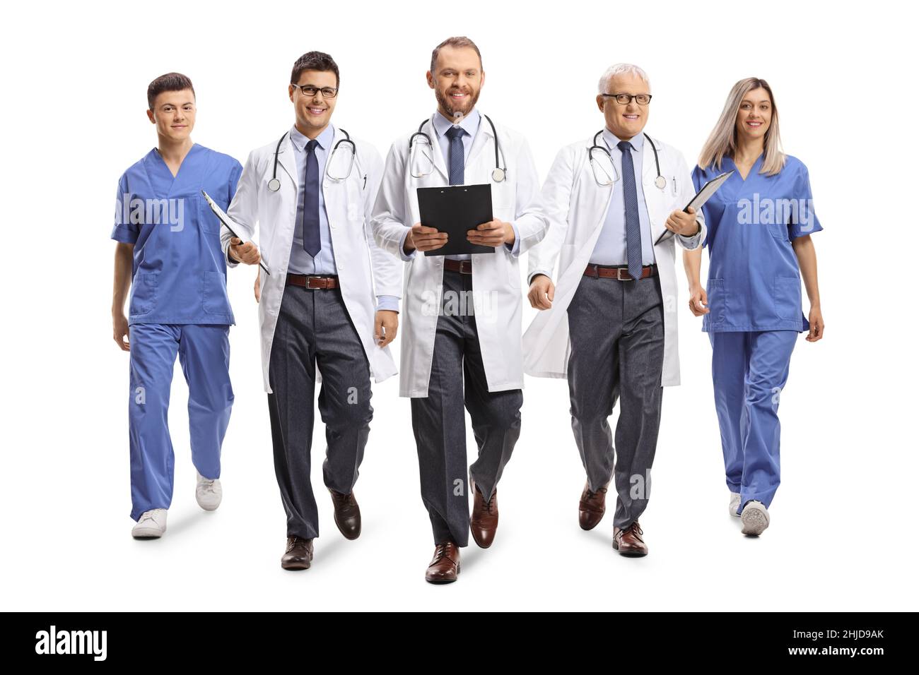 Team von Ärzten und Krankenschwestern, die isoliert auf weißem Hintergrund auf die Kamera zulaufen Stockfoto