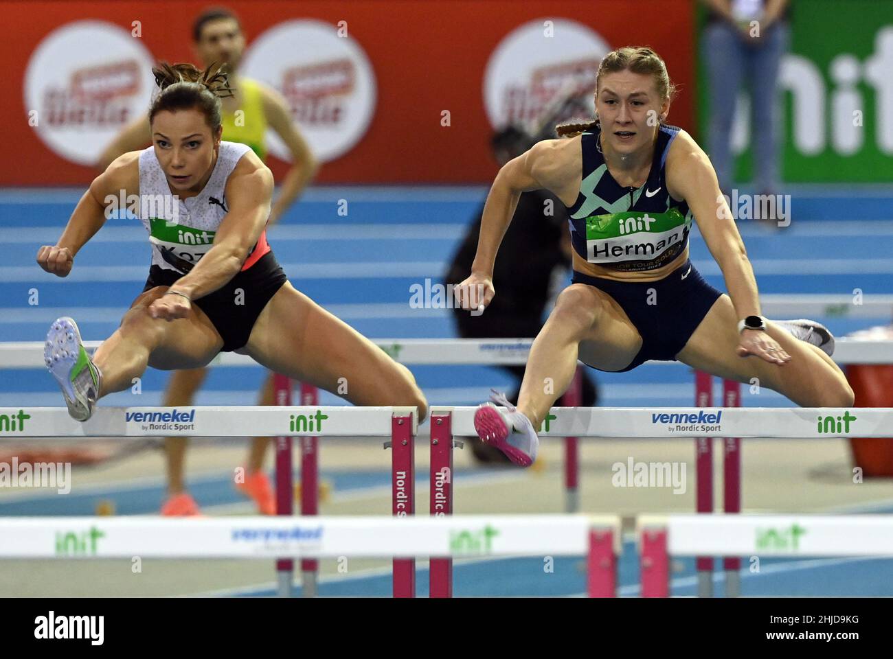 Karlsruhe, Deutschland. 28th Januar 2022. Leichtathletik, Indoor Meeting. Luca Kozak (l) aus Ungarn und Elvira Herman aus Weißrussland im Vorheiss der 60m Hürden der Frauen. Quelle: Uli Deck/dpa/Alamy Live News Stockfoto