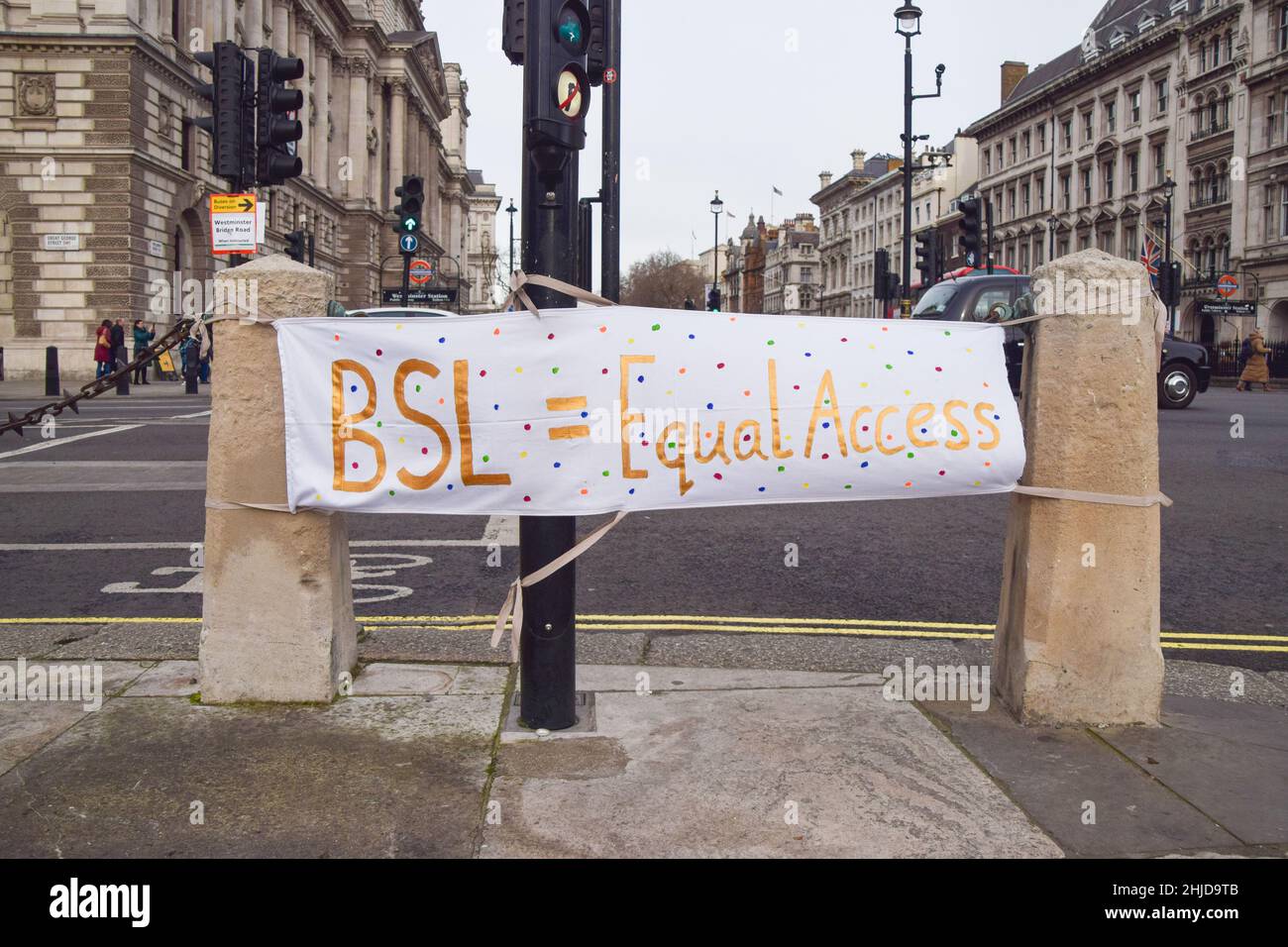 London, Großbritannien. 28th Januar 2022. Während der Kundgebung wird das Banner "BSL = Equal Access" gesehen.Hunderte von Menschen versammelten sich auf dem Parliament Square, um das BSL-Gesetz (British Sign Language) zu unterstützen, das im Parlament diskutiert wurde und das es der Gebärdensprache ermöglichen würde, im Vereinigten Königreich einen rechtlichen Status zu erlangen. (Foto: Vuk Valcic/SOPA Images/Sipa USA) Quelle: SIPA USA/Alamy Live News Stockfoto