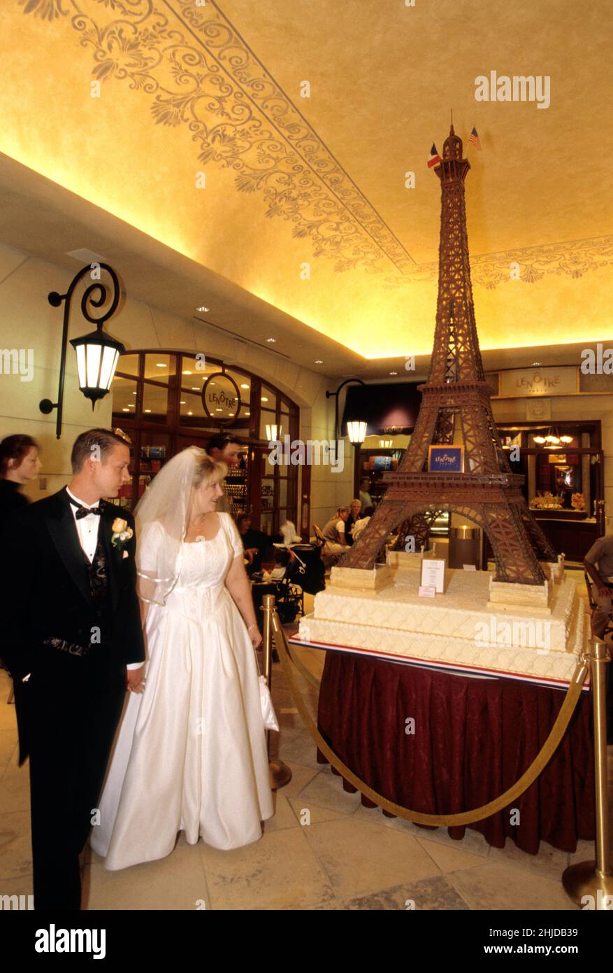 USA Nevada Las vegas Hotel Paris Casino Hochzeit Maried Paar Front Kamera Blick hige eiffelturm Kuchen Stockfoto
