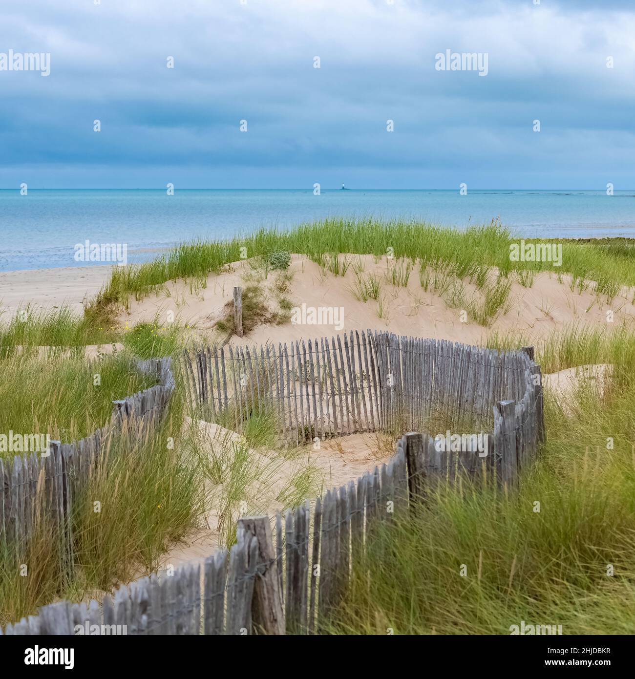 Sanddünen bei Agon-Coutainville in der Normandie, mit einer Holzbarriere, nach dem Gewitter Stockfoto