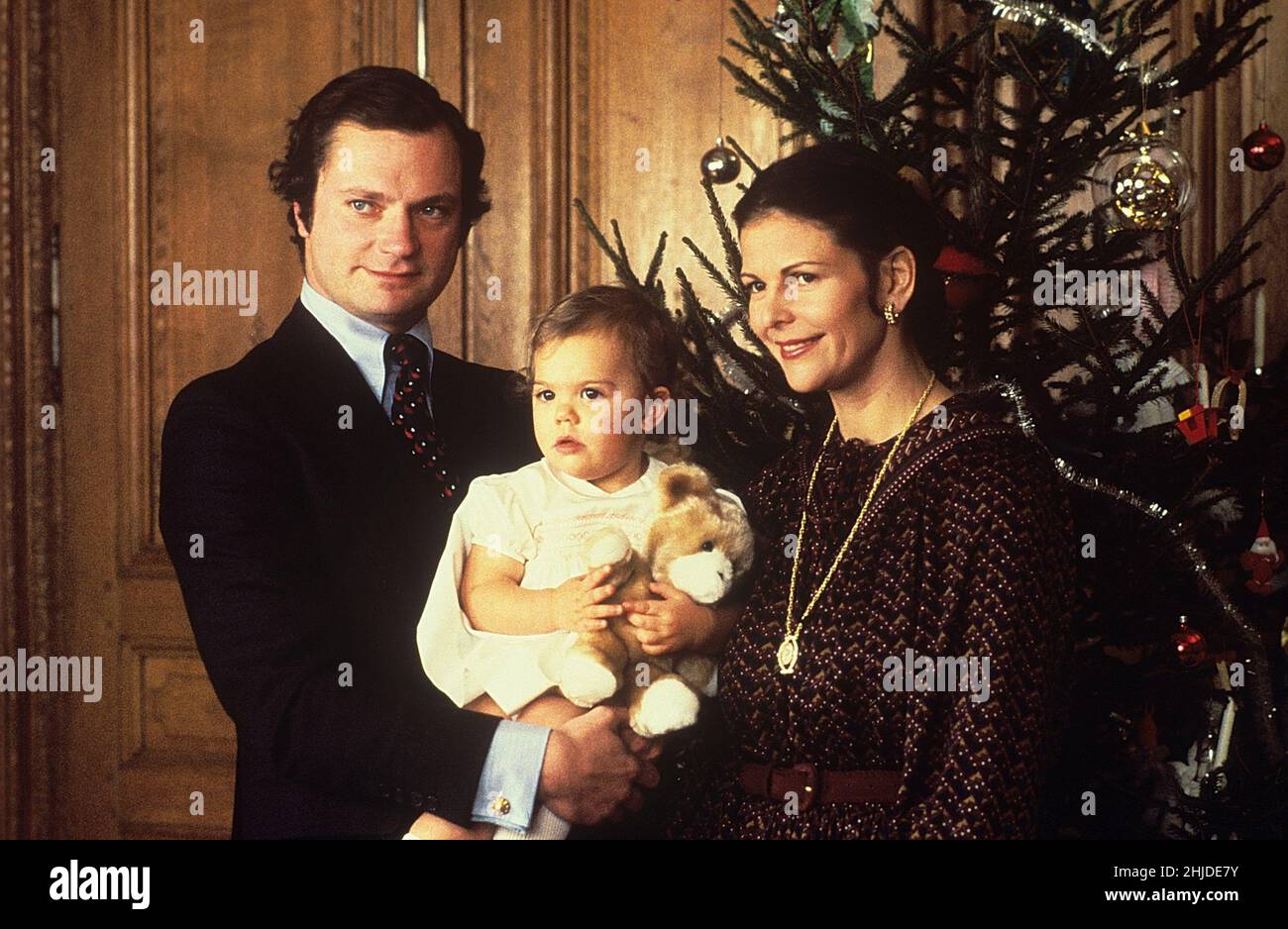 Schwedische Königsfamilie im Jahr 1970s. König Carl XVI Gustaf mit Königin Silvia und ihrer Tochter Kronprinzessin Victoria vor dem weihnachtsbaum im königlichen Schloss in Stockholm Schweden 1978. Stockfoto