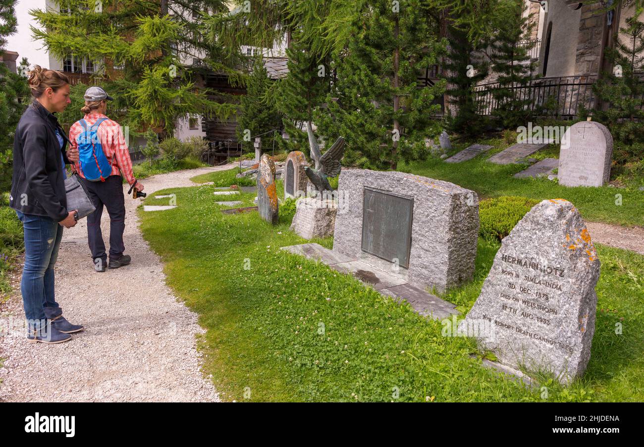ZERMATT, SCHWEIZ - Besucher auf dem Bergsteigerfriedhof, auf dem Bergsteigerfriedhof. Stockfoto